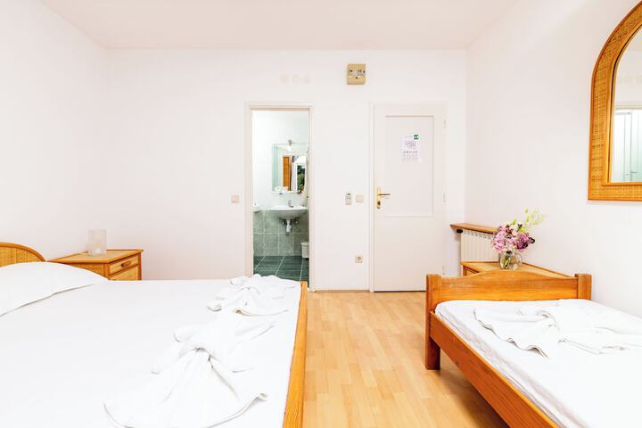 Room 9 of 79