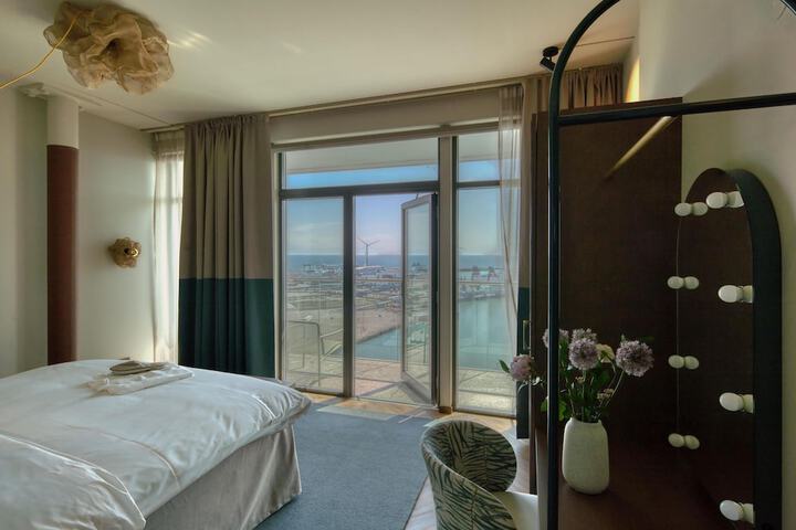 Room 27 of 62