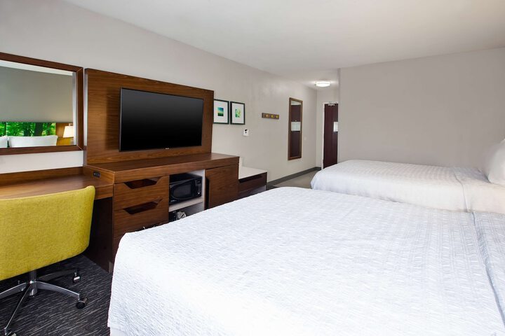 2 Queen Beds (7 of 8)