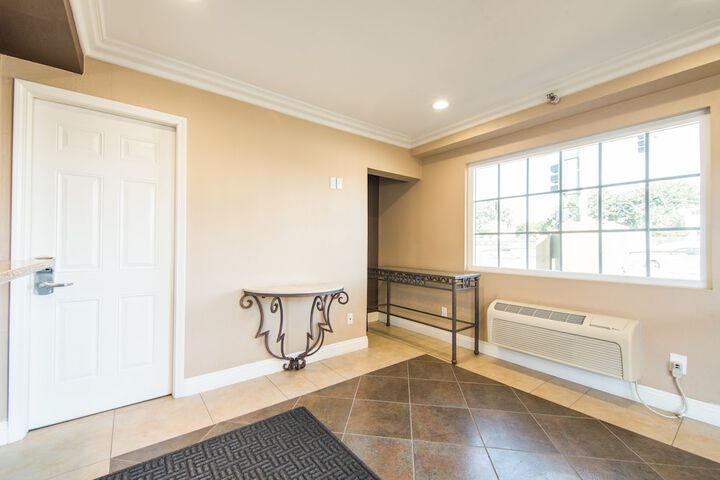 Ballroom/Hall 61 of 73