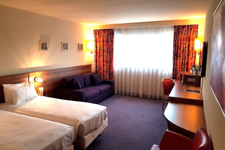 Room 12 of 176