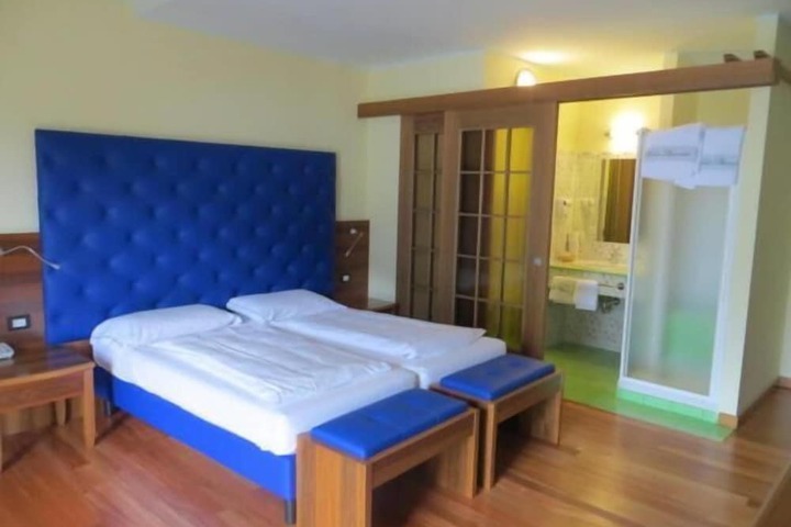 Room 14 of 49