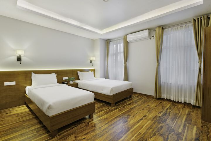 Room 5 of 9