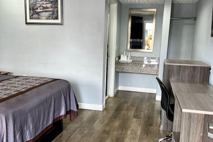 1 Queen Bed (1 of 11)