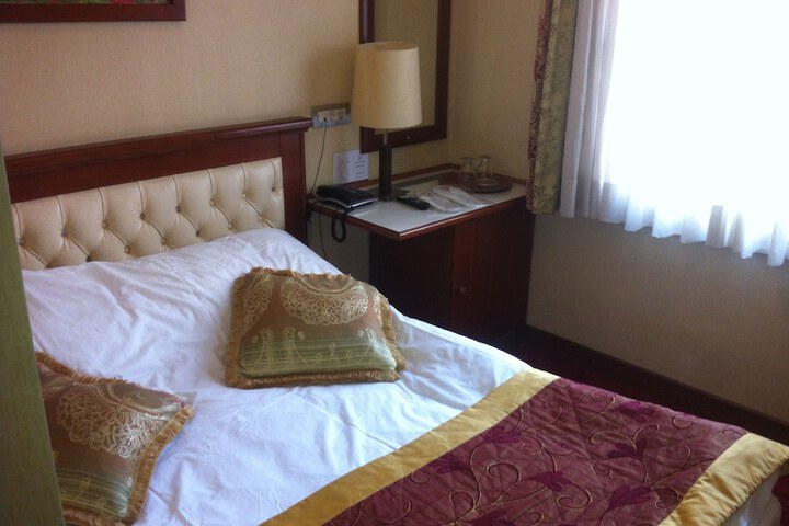 Room 8 of 33