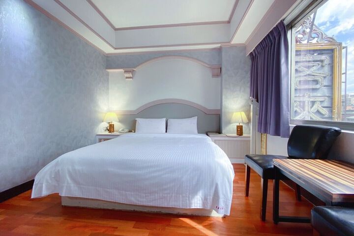 Room 6 of 12