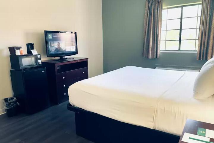 1 King Bed (2 of 8)