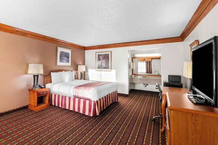 1 Queen Bed (10 of 12)