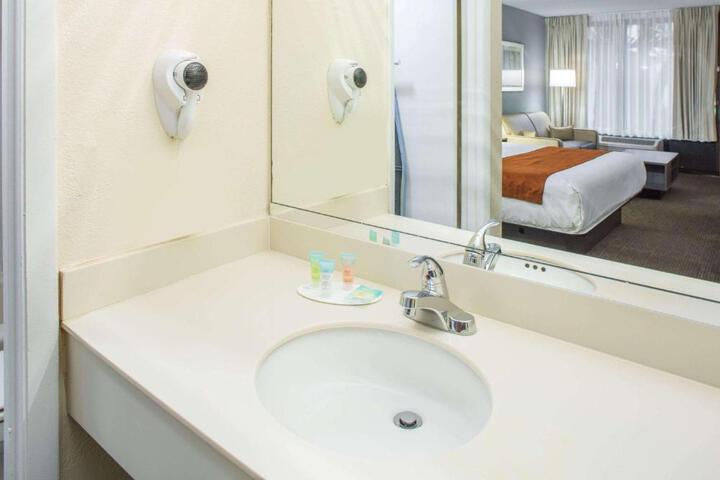 2 Queen Beds (1 of 11)
