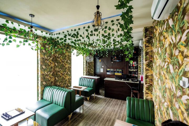 Lounge 16 of 32
