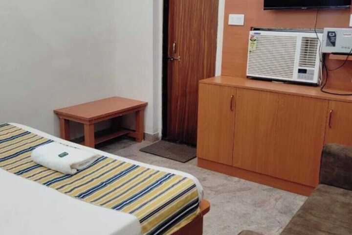Room 8 of 11