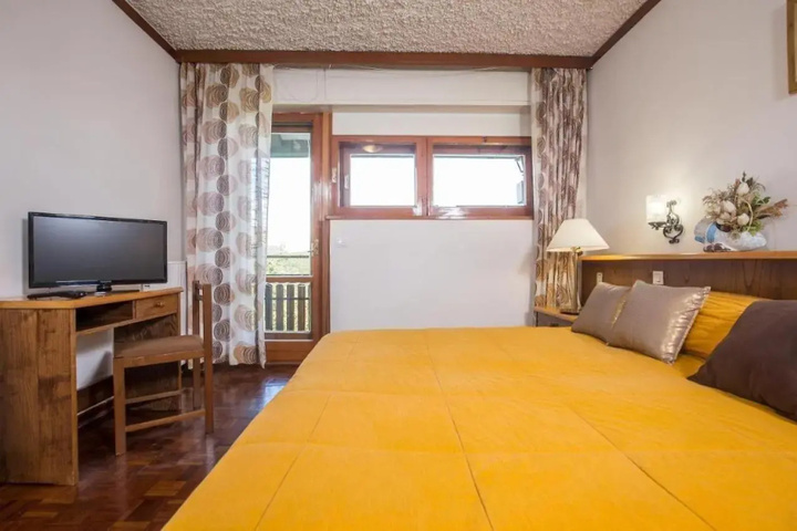 Room 2 of 10