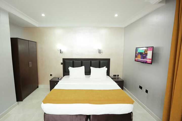 Room 6 of 18