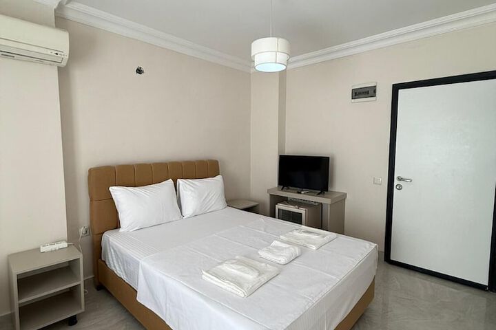 Room 6 of 10