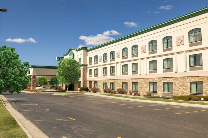 hotels in gillette wy pet friendly