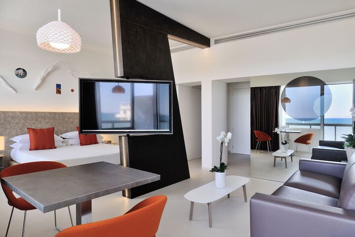 Room 10 of 85