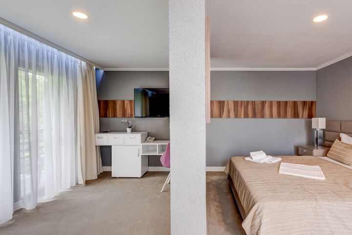 Room 16 of 34