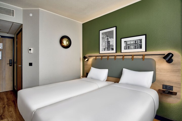 Room 4 of 49