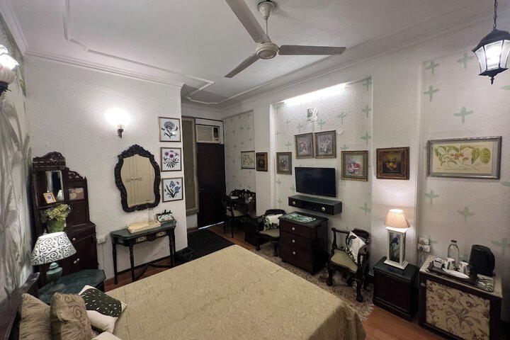 Room 25 of 103