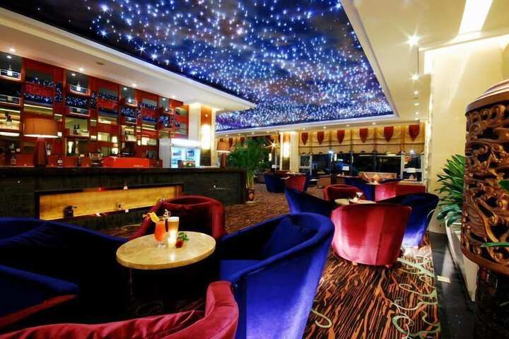 Lounge 10 of 22
