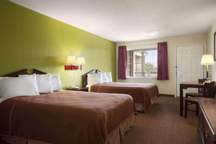2 Queen Beds (7 of 8)