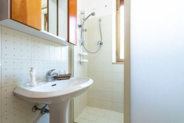 Room 5 of 70