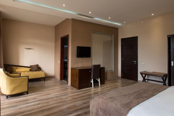 Room 32 of 100