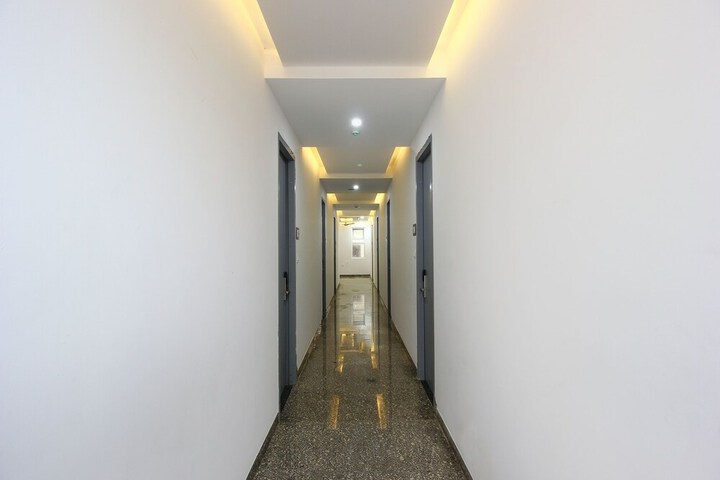 Ballroom/Hall 25 of 26