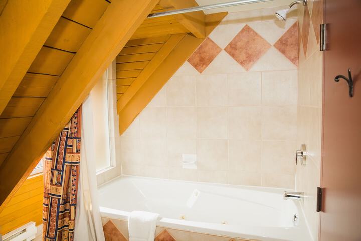 Deep soaking bathtub