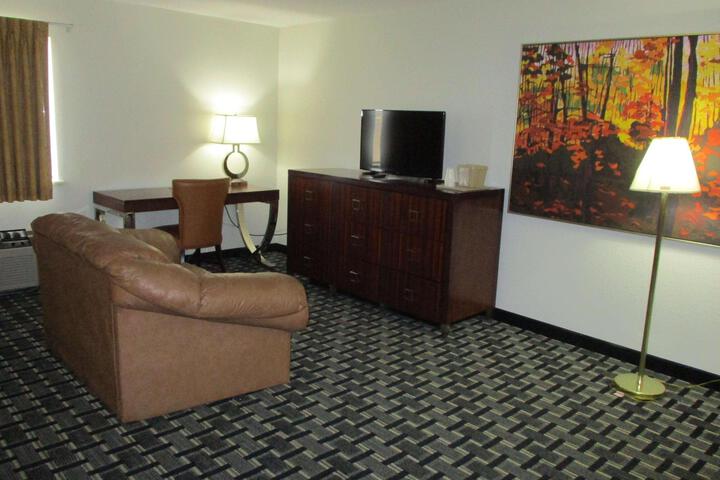 Suite 2 Queen Beds Flat Screen Television Sofa Bed Desk Microwave and Refrigerator (3 of 9)