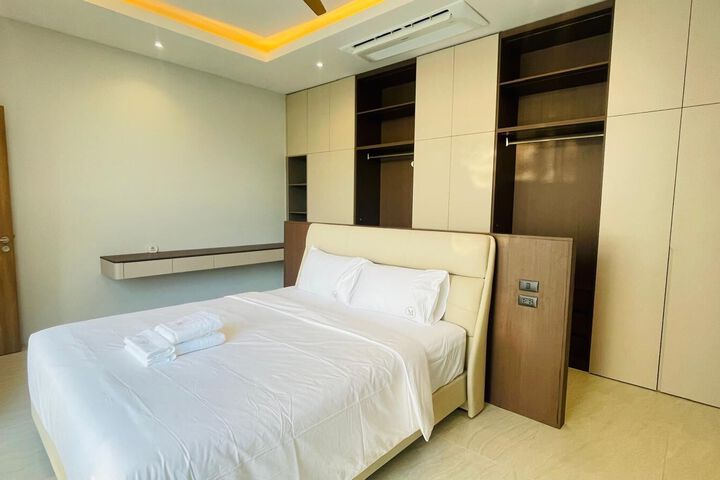 Room 93 of 107