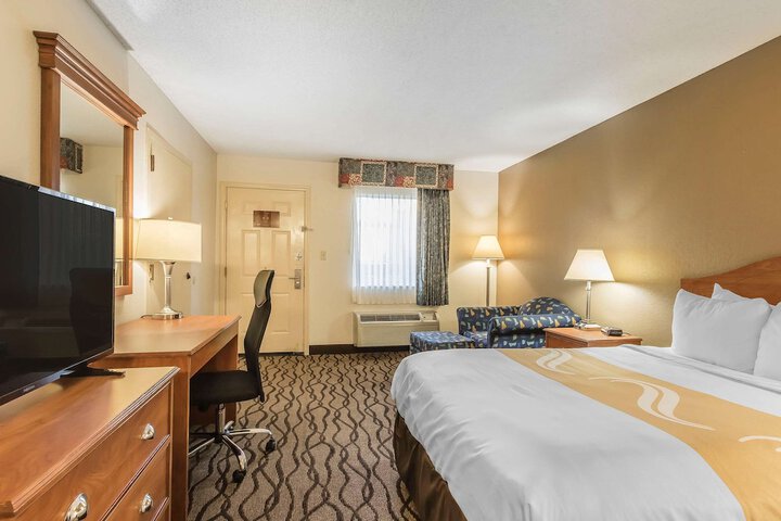 Standard Queen Bed Accessible (10 of 14)