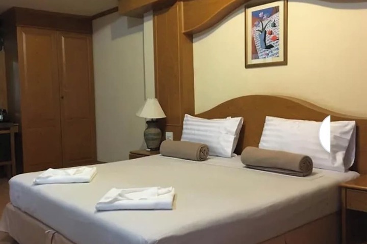 Room 7 of 16