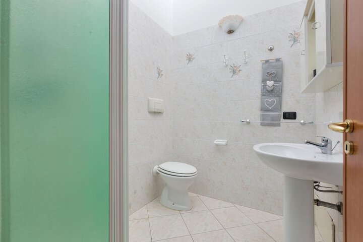 Room 12 of 17