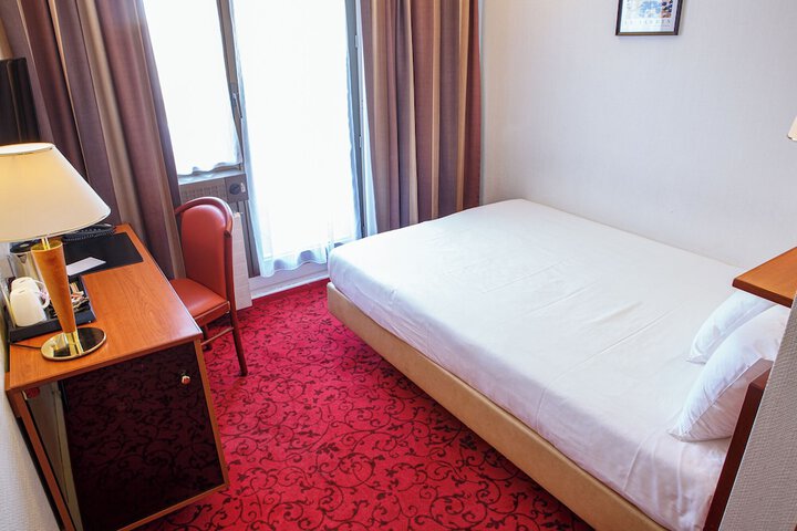 Room 8 of 34