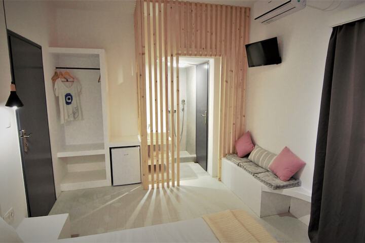 Room 15 of 32