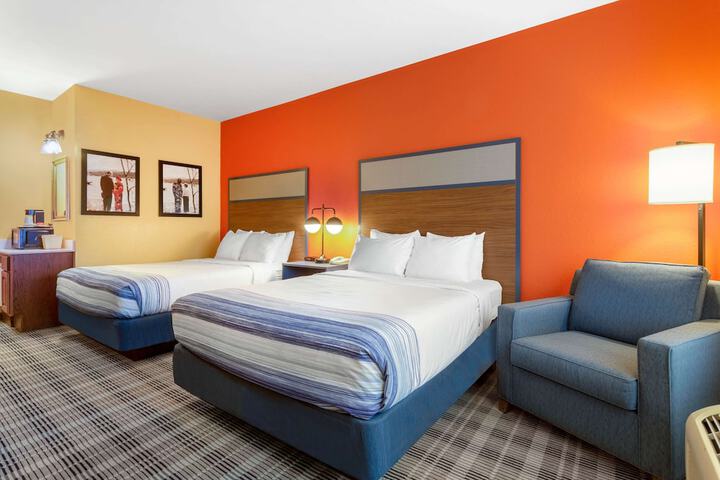 2 Queen Beds (6 of 8)