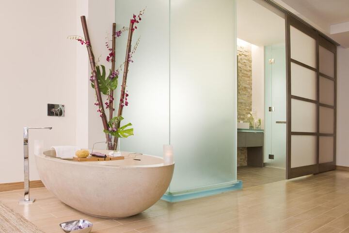 Deep soaking bathtub