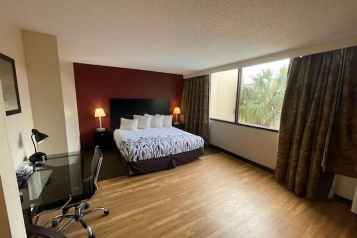 1 King Bed (2 of 10)