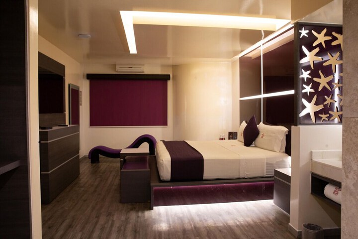 Room 9 of 42