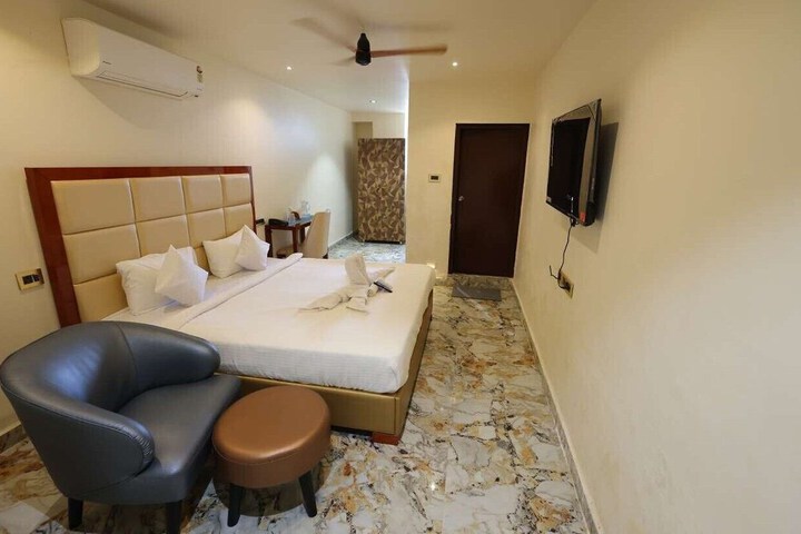 Room 8 of 13