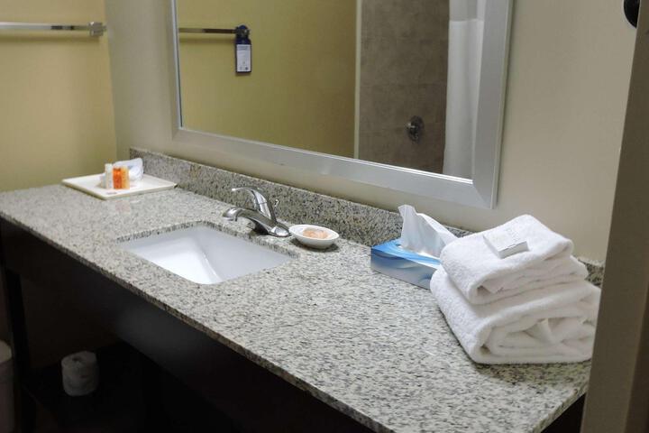 2 Queen Beds Pet Friendly Room, Microwave and Refrigerator Full Breakfast (3 of 8)