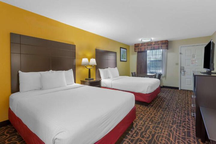 2 Queen Beds Microwave and Refrigerator WiFi Full Breakfast (2 of 6)