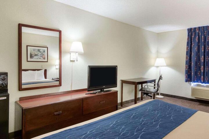 1 King Bed (5 of 13)