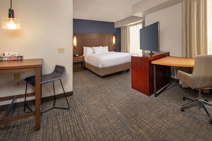 Studio Suite Queen Bed Accessible (1 of 19)