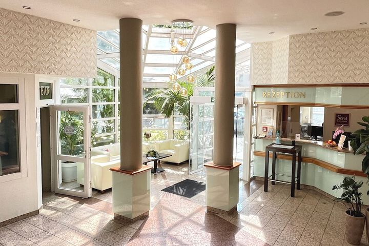 Entrance & Lobby