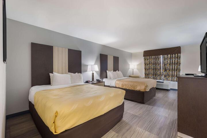 2 Queen Beds (7 of 11)