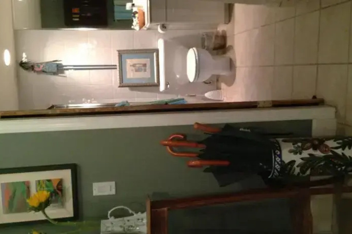 Room 4 of 9