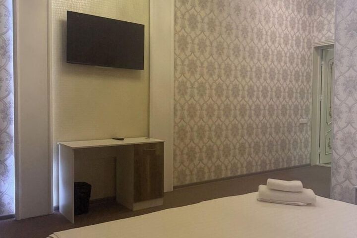 Room 24 of 107