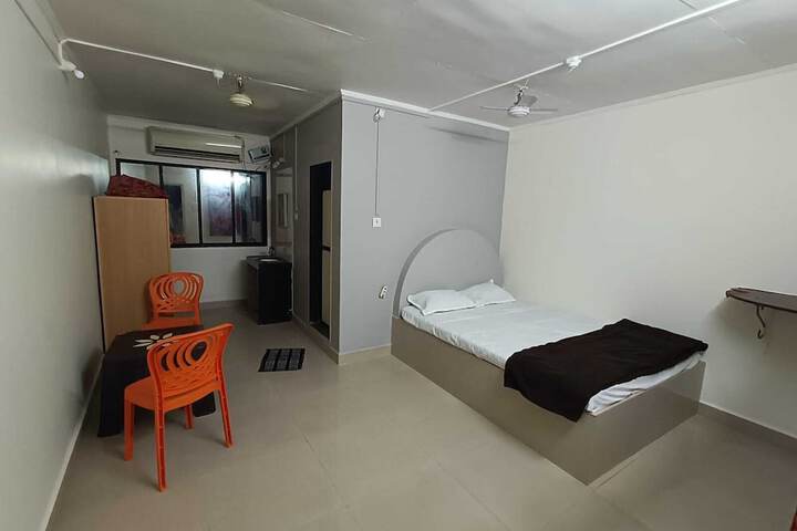 Room 6 of 9